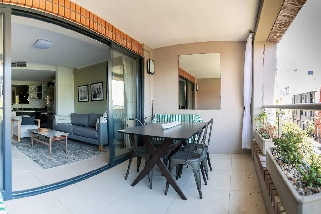 Stylish Apartment With Large, Covered Balcony In De Waterkant Cape Town