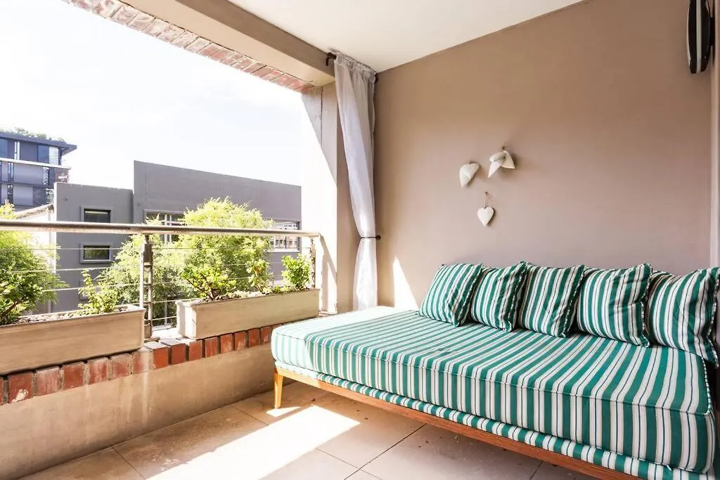 Stylish Apartment With Large, Covered Balcony In De Waterkant Cape Town