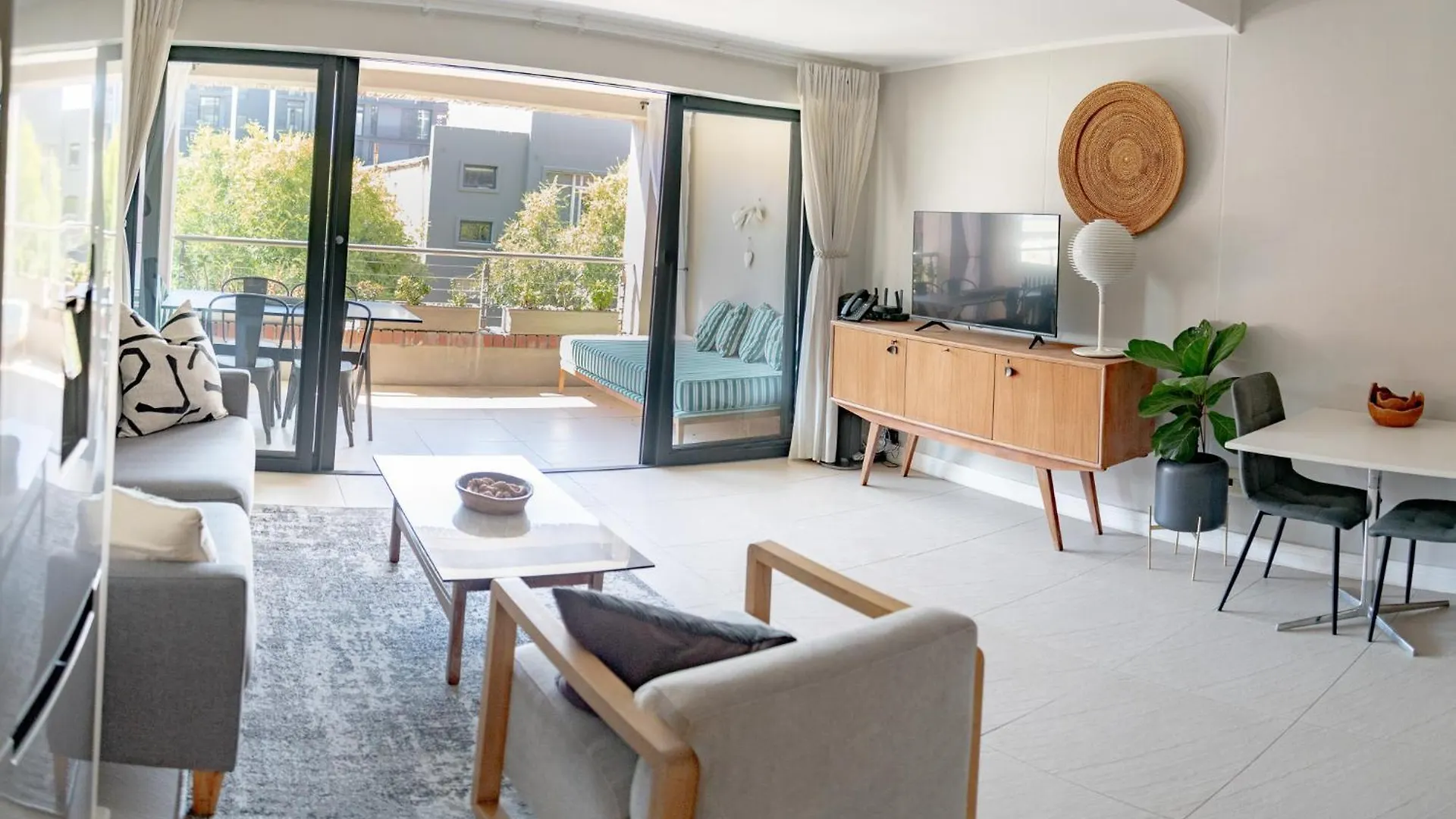 Stylish Apartment With Large, Covered Balcony In De Waterkant Cape Town