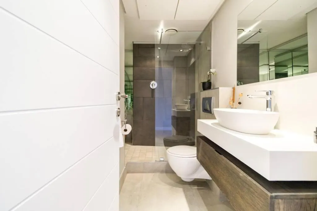 Stylish Apartment With Large, Covered Balcony In De Waterkant Cape Town