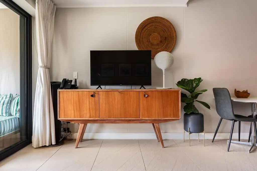 Stylish Apartment With Large, Covered Balcony In De Waterkant Cape Town