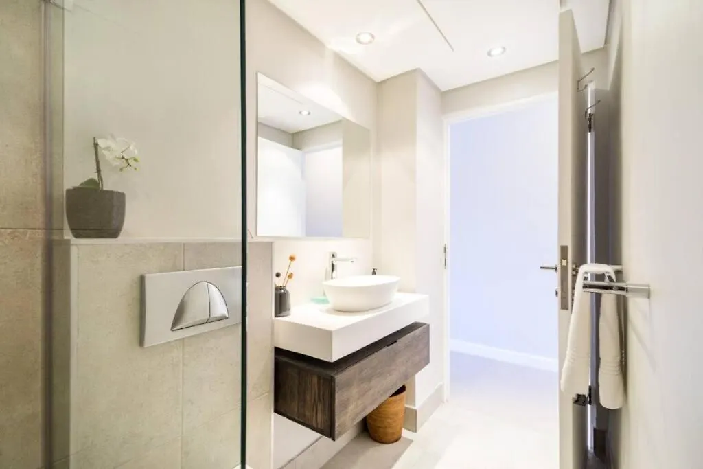 Stylish Apartment With Large, Covered Balcony In De Waterkant Cape Town 0*,