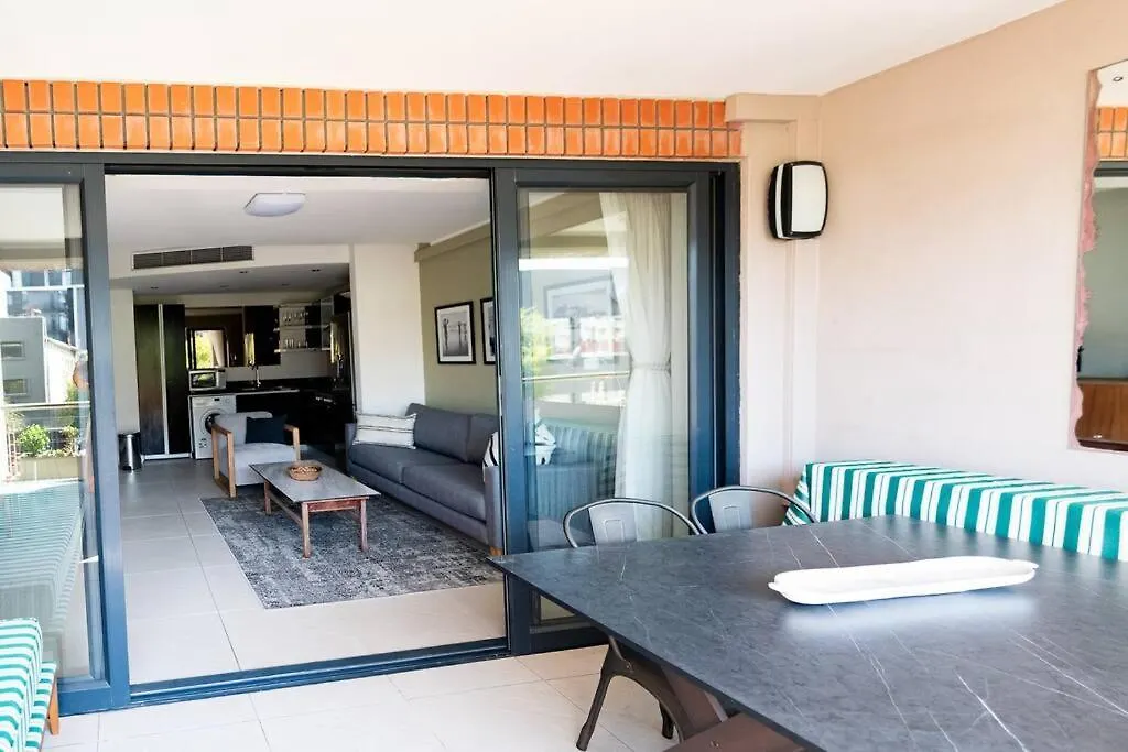 Stylish Apartment With Large, Covered Balcony In De Waterkant Cape Town