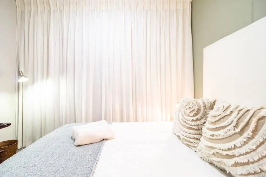 Stylish Apartment With Large, Covered Balcony In De Waterkant Cape Town
