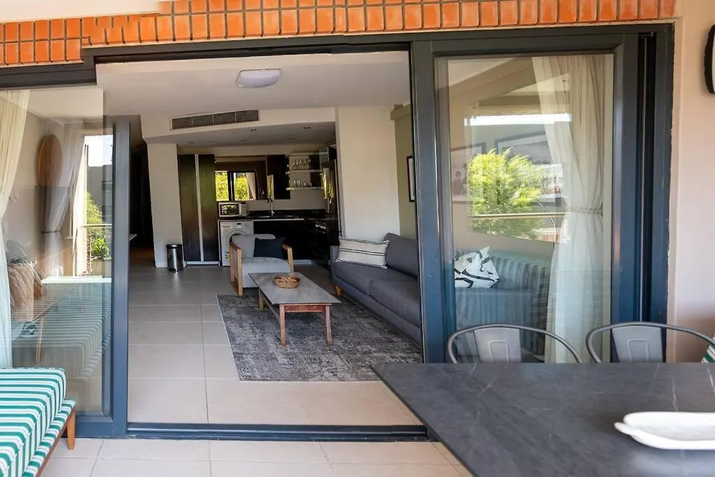 Stylish Apartment With Large, Covered Balcony In De Waterkant Cape Town