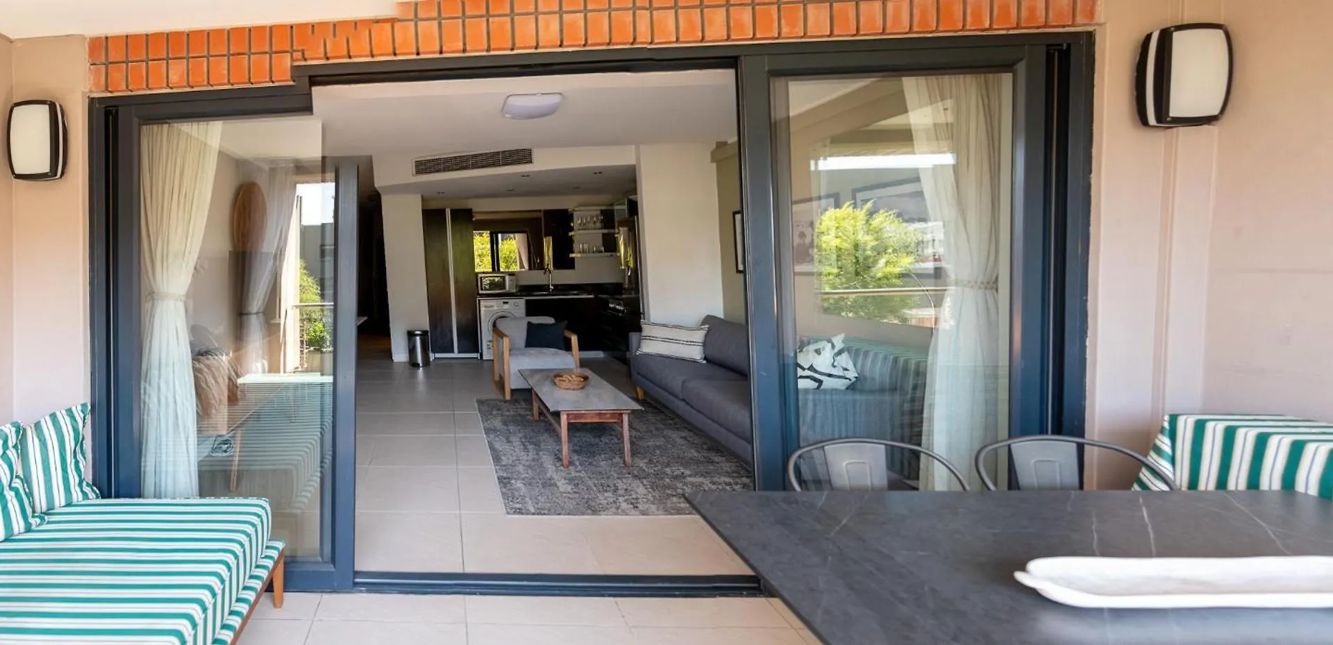 Stylish Apartment With Large, Covered Balcony In De Waterkant Cape Town