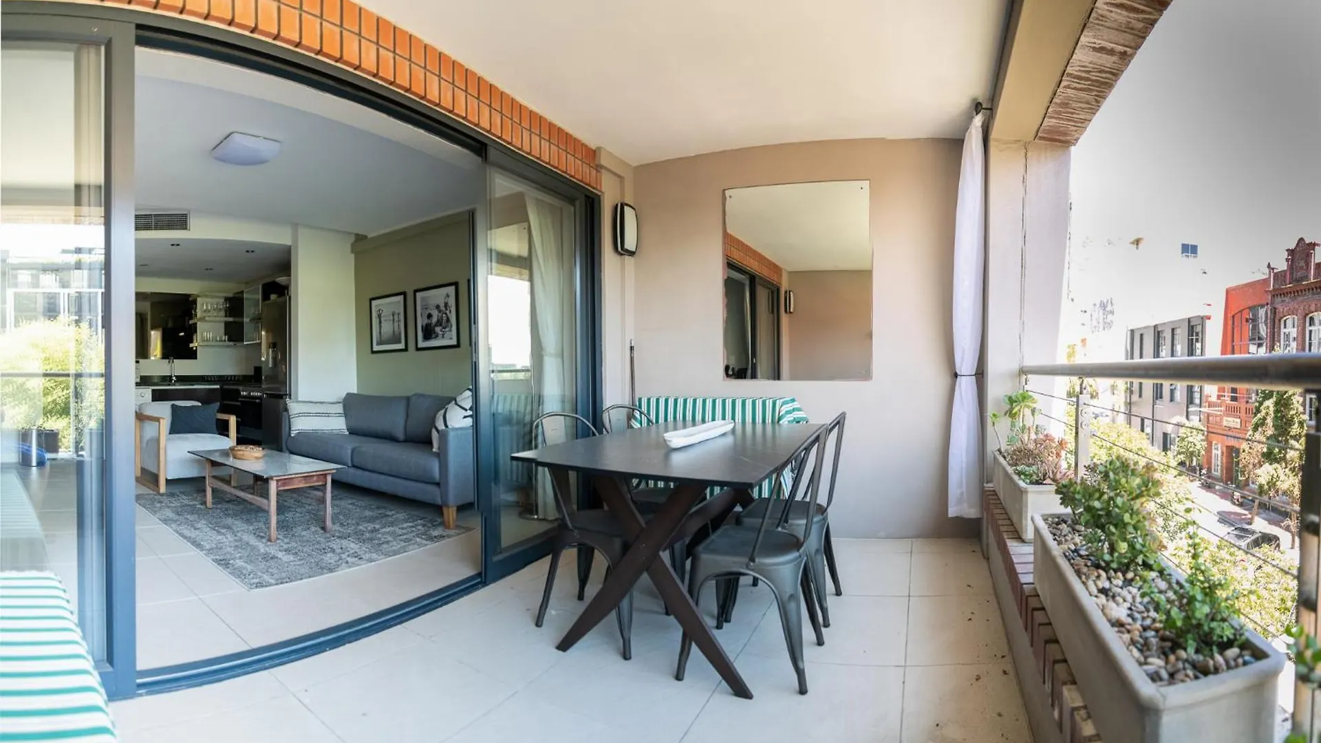 Stylish Apartment With Large, Covered Balcony In De Waterkant Cape Town 0*,