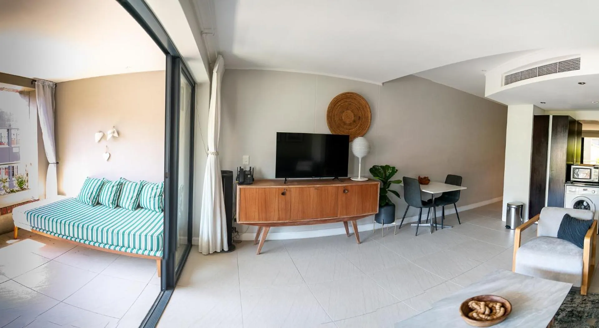 Stylish Apartment With Large, Covered Balcony In De Waterkant Cape Town 0*,